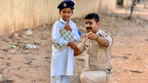 पुलिस देखकर बच्चा डर जाता है