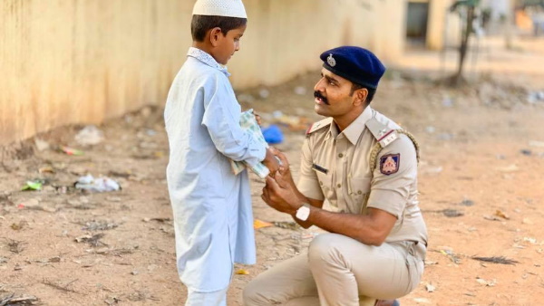 बच्चा बड़ा होकर पुलिस बनने की ख्वाहिश जाहिर करता है