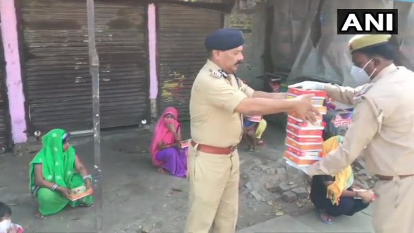 'किसी ओर की महंदी ना उतरे, इसलिये अपनी ढक ली'