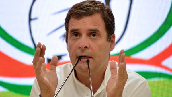 कोरोना संकट के समय लोगों की सेवा कर रहे कर्मी सच्चे देशभक्त