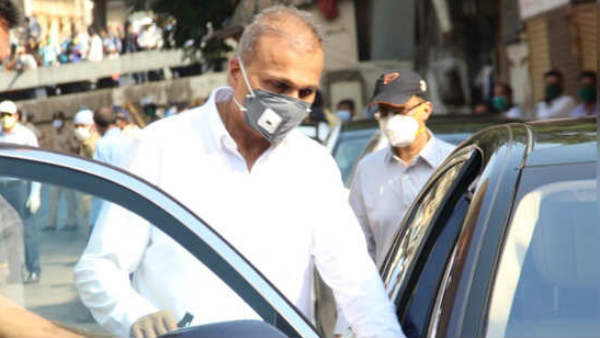 रणवीर कपूर ने नम आंखों से दी पिता को विदाई, अभिषेक-आलिया भी रहे साथ रणवीर कपूर ने नम आंखों से दी पिता को विदाई, अभिषेक-आलिया भी रहे साथ