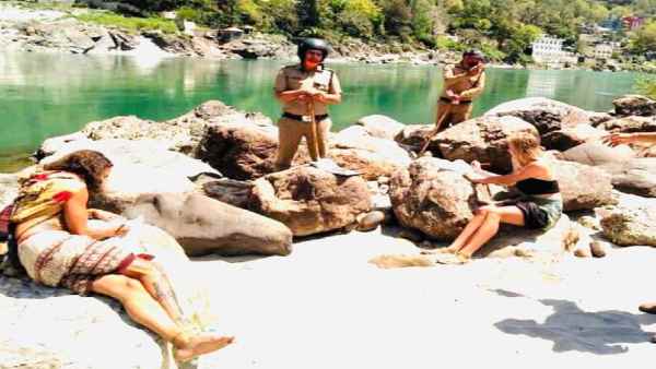 लॉकडाउन में गंगा किनारे घूमते पकड़े गए