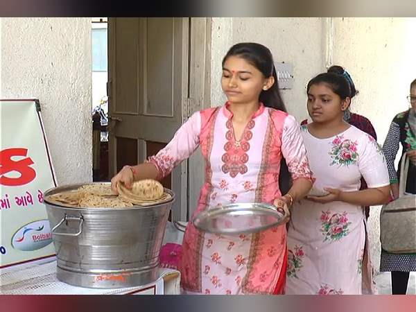 रोटी के साथ मिठाई भी परोसी जाती है
