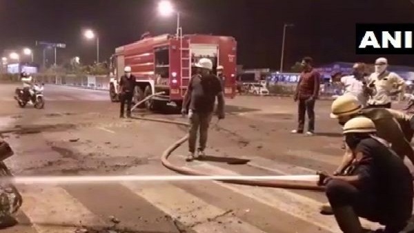 Gujarat: several migrant workers took to the streets, set ablaze vehicles in Surat Gujarat: several migrant workers took to the streets, set ablaze vehicles in Surat