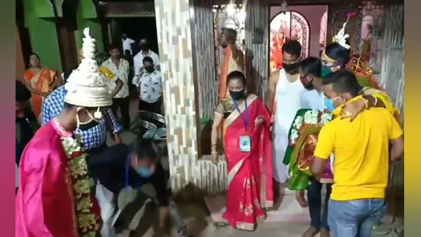 बिना तामझाम सिंपल तरीके हुई शादी