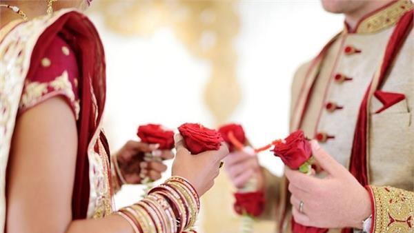 शंख फूंकते वक्त औरतों ने मास्क उतारा