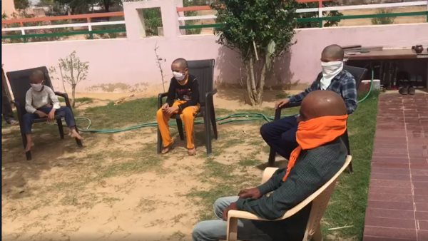  1 दर्जन से अधिक लोगों ने मुंडन करवाया