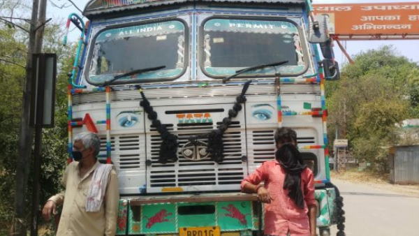 17 अप्रैल को निकले थे ट्रक में भरकर मजदूर 17 अप्रैल को निकले थे ट्रक में भरकर मजदूर