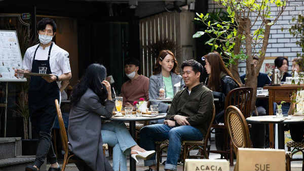 सरकार ने कहा घरों में रहने को, लोग निकले बाहर 