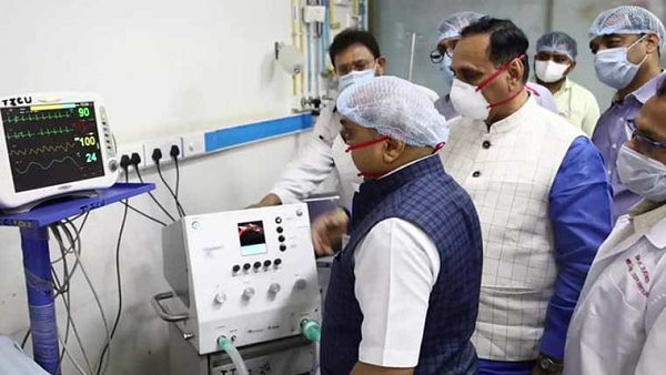 कोरोना लैब: इन 10 की टीम होती है खतरे के बीच 