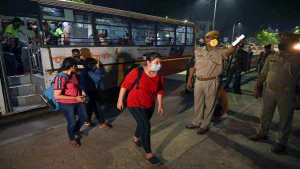 लॉकडाउन का सख्ती से पालन कराने के निर्देश