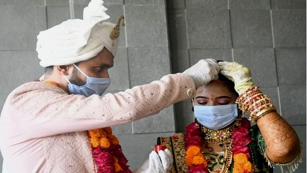 surat-couple-wedding-through-social-distancing-amid-epidemic-lockdown surat-couple-wedding-through-social-distancing-amid-epidemic-lockdown