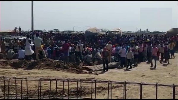 Surat Diamond Bourse workers protest amid lockdown, policemen injured in Stone Pelting