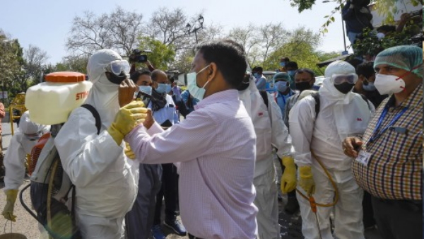 रास्तों पर डंडा लेकर निगरानी करते हैं लोग