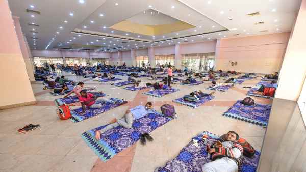 खाने-नाश्ते और ठहरने का बेहतर इंतजाम, लेकिन घर पहुंचने की है जल्दी