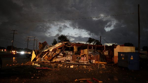 सबसे बड़ा खतरा तबाही मचाने वाली हवाओं को लेकर