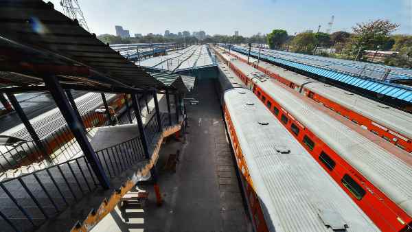 रेलवे ने 3 मई तक सभी यात्री सेवाएं स्थगित की