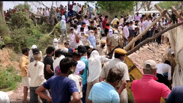 हाइड्रा मशीन से हटाई ट्रैक्टर ट्रॉली