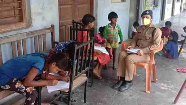 निजी खर्चें पर उपलब्ध कराई कॉपी-किताब