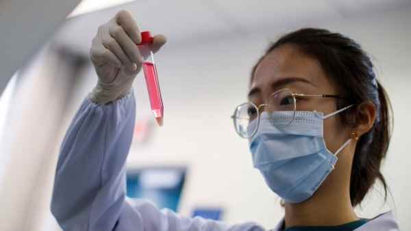 वैक्सीन बनाने के लिए दिन-रात तीन शिफ्ट में हो रहा है काम