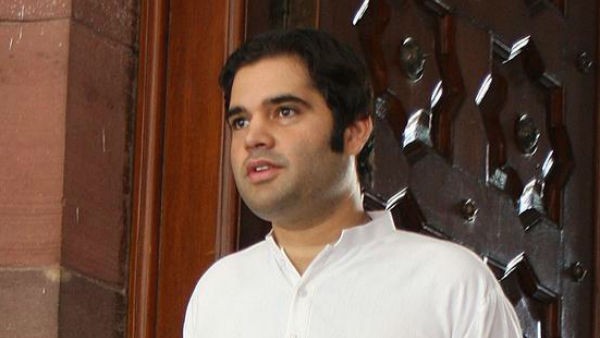 वरुण ने मदद के लिए बढ़ाया हाथ वरुण ने मदद के लिए बढ़ाया हाथ