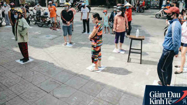 छह फीट की दूरी और हैंड सैनिटाइजर अनिवार्य 