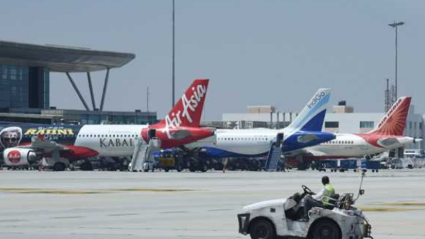 रनवे पर खड़े हैं दुनिया भर में 16,000 से अधिक यात्री विमान 