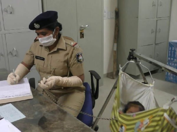 गुजरात की पुलिस वाली भी हैं ऐसी कोरोना वॉरियर्स