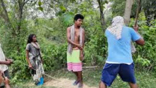 तालाब के दूसरे छोर पर नहाते हैं पुरुष