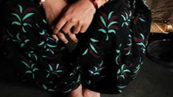 छोटी बहन को देखने के लिए आई थी मायके