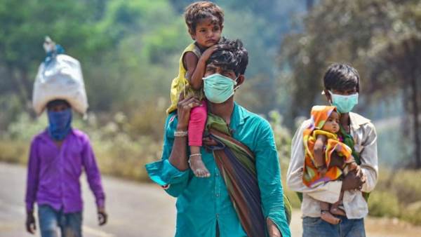 लगातार पैदल चल रहे हैं लाखों मजदूर