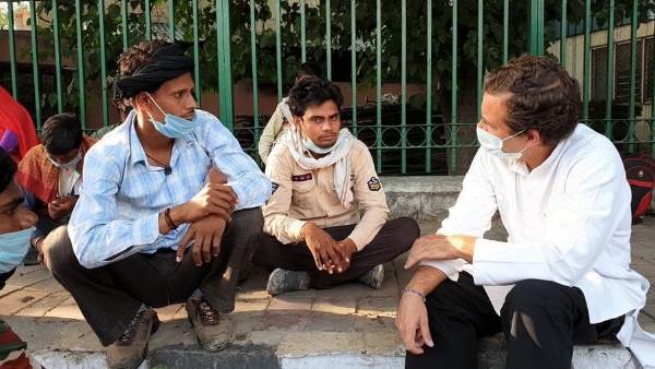 मजदूरों के खाते में नकद पैसा भेजने की राहुल की मांग मजदूरों के खाते में नकद पैसा भेजने की राहुल की मांग