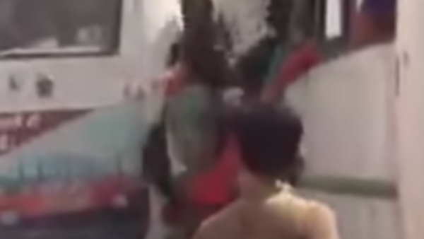 बस की तरफ दौड़े थे मजदूर