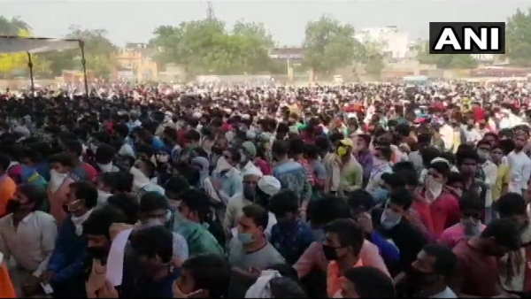 वेरिफिकेशन के लिए एकत्रित हुए थे मजदूर