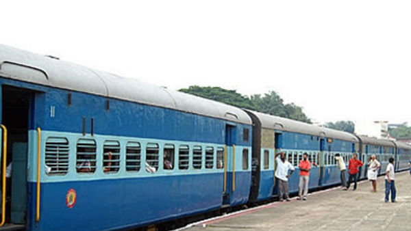 लॉकडाउन के बीच पहली बार चली यात्री ट्रेन लॉकडाउन के बीच पहली बार चली यात्री ट्रेन