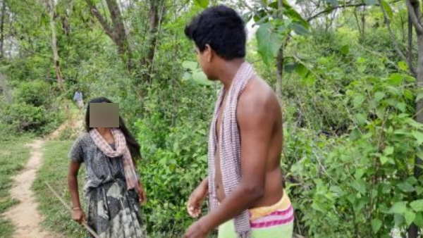 तालाब में नहाती हुई लड़कियों को देखता था