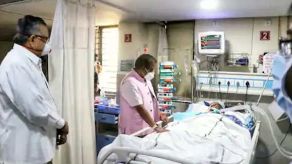 धीमी आवाज में सुनाया जा रहा है संगीत धीमी आवाज में सुनाया जा रहा है संगीत