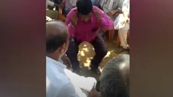 दुकान में घुसकर पहले भाजपा नेता को पीटा