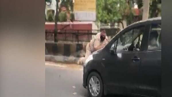 पुलिसवाले पर चढ़ा दी कार