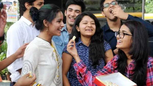 मेधावी छात्रों का लिया जा रहा है इंटरव्यू