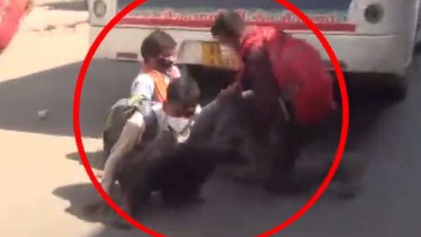 ड्राइवर ने नहीं रोकी बस तो गेट पर लटक गए मजदूर