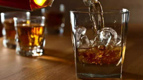 शराब की दुकान पर जमकर पिया शराब की दुकान पर जमकर पिया