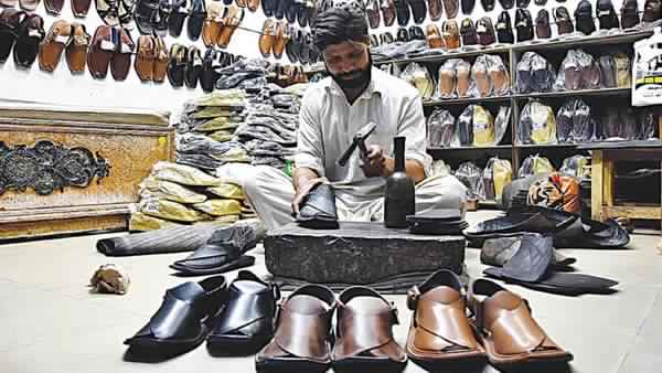 स्वदेशी वस्तुओं को बढ़ावा देने के लिए खुद पेश करनी होगी नजीर स्वदेशी वस्तुओं को बढ़ावा देने के लिए खुद पेश करनी होगी नजीर