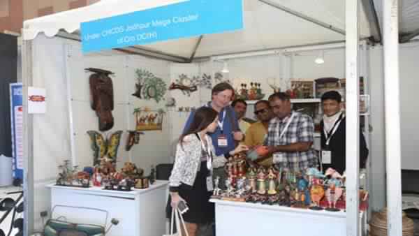 स्वदेशी वस्तुओं को बढ़ावा देने के लिए खुद पेश करनी होगी नजीर स्वदेशी वस्तुओं को बढ़ावा देने के लिए खुद पेश करनी होगी नजीर