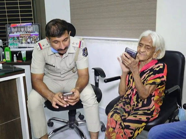 यूं पुलिस से बढ़ीं उनकी नजदीकियां