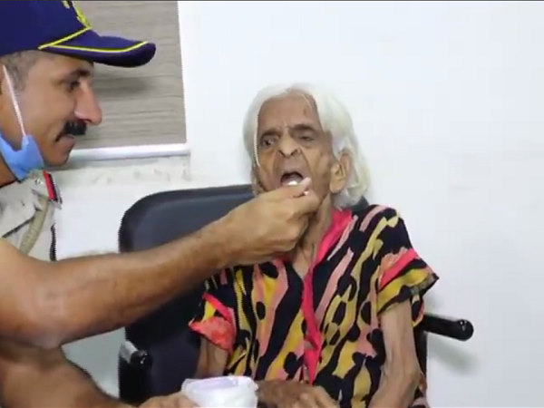 पुलिसवालों की अनोखी मां हैं 89 साल की वीनू बेन