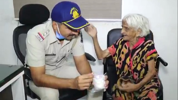 कोलकाता में बरसों पहले टीचर थीं