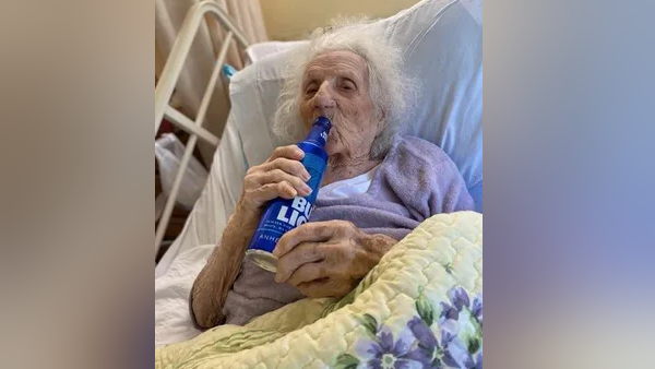 चिल्ड बीयर पीकर मनाया ठीक होने का जश्न चिल्ड बीयर पीकर मनाया ठीक होने का जश्न