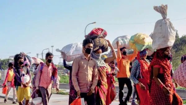 सड़कों पर पैदल जाते प्रवासियों को देख मिली प्रेरणा