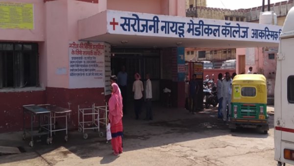 दो घंटे तक खून से सने स्ट्रेचर पर पड़ी रही महिला